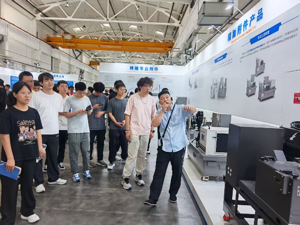 燕大学子赴北京精雕集团开展暑期生产实习——趣味实践融知识，智能制造育新人